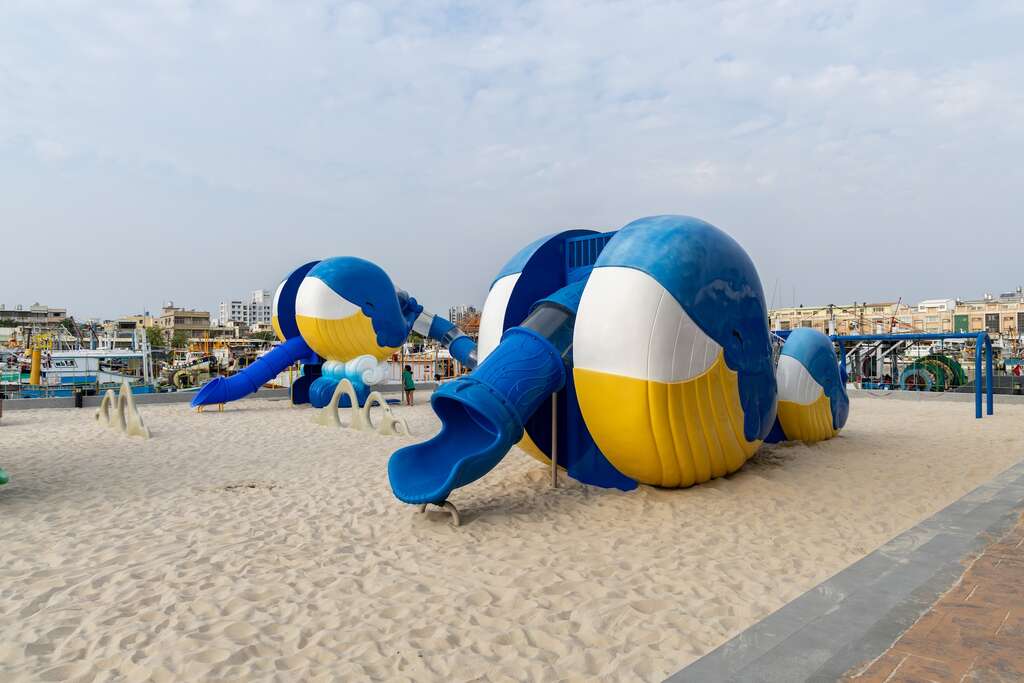 戶外設有海洋主題的溜滑梯