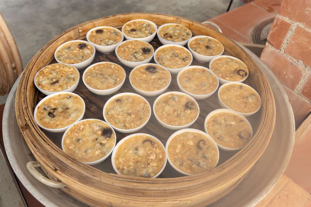 以蒸籠蒸好蚵仔碗粿