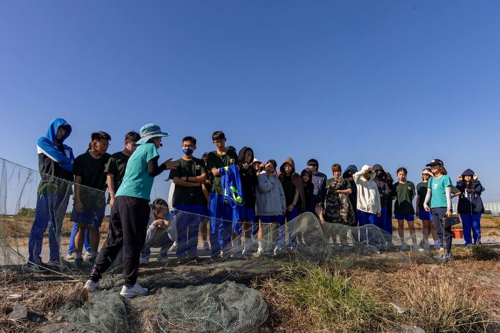 由股份漁鄉人員解說兩種捕蝦的方式