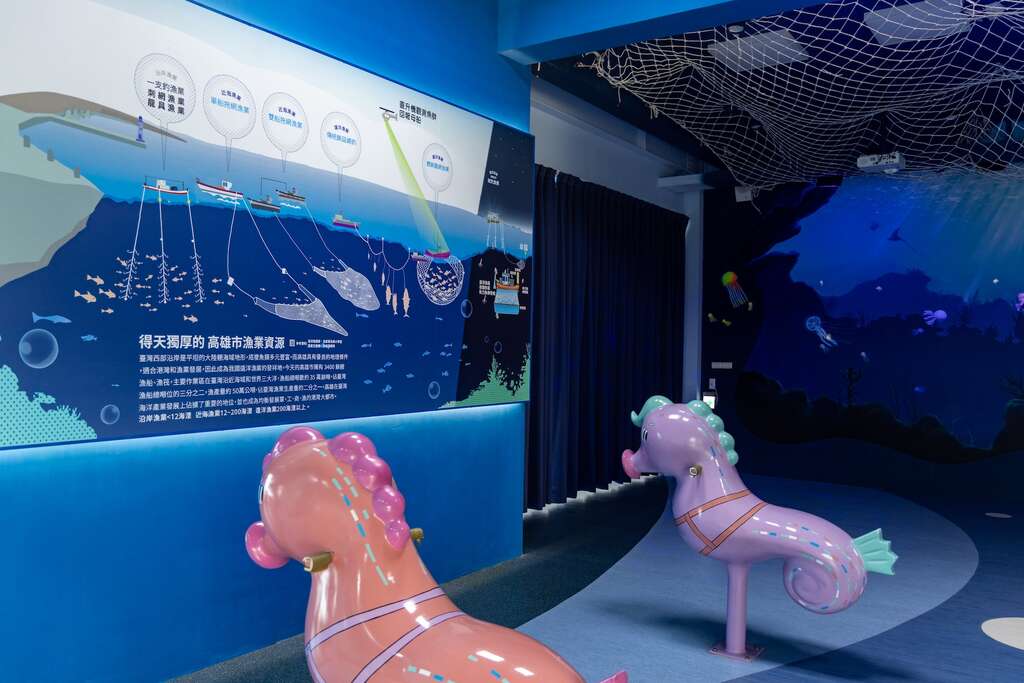 室內設有影音展示牆