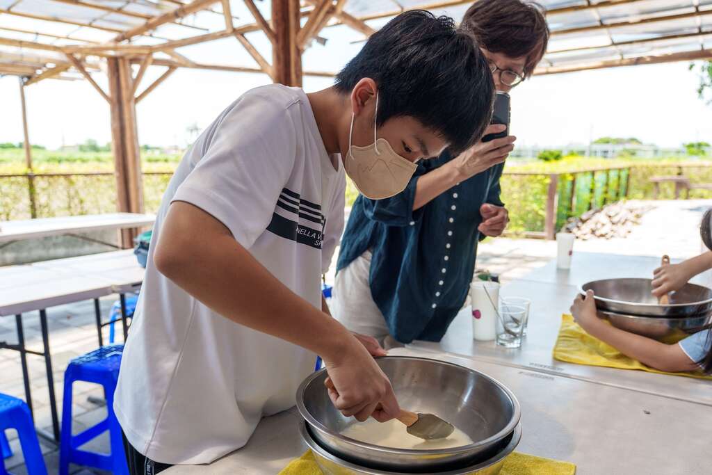 動手製作豆漿炒冰，從液態到結冰的過程一目了然
