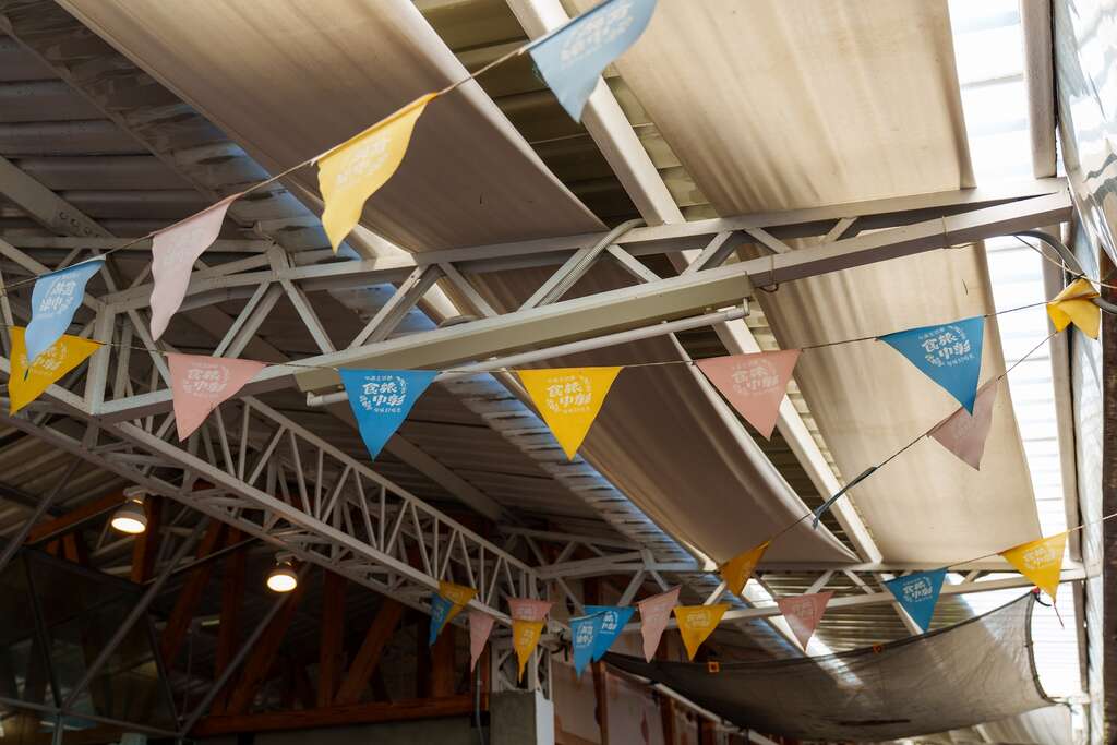 舊穀倉以擴散光板改裝，引入大量自然光，改造為學習場域