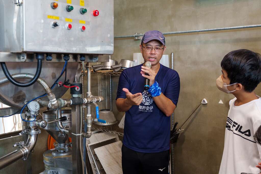 創辦人陳光鏡與學員介紹豆漿的製作過程