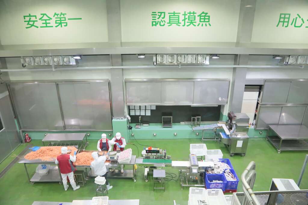 溪和水產-透明櫥窗能一覽整個加工生產線