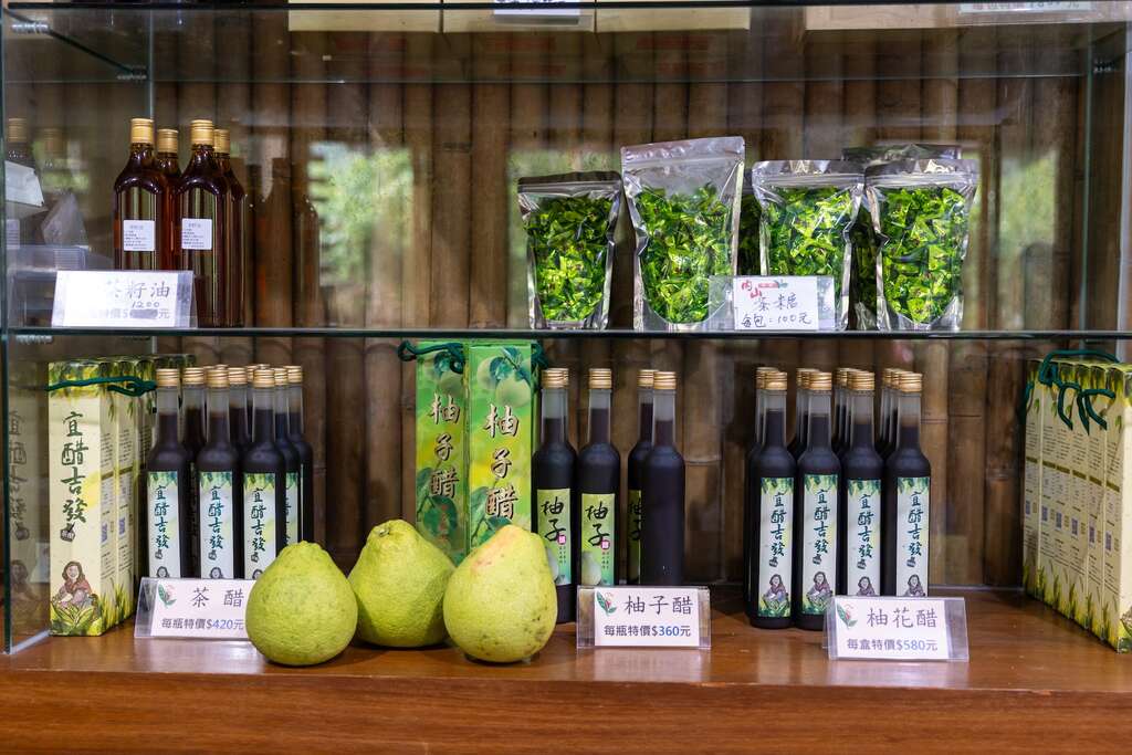 內山茶園陳列許多柚子醋等