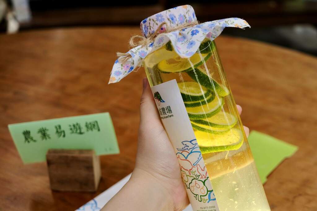 以切片檸檬、砂糖、糯米醋三原料混和，即可釀出生津止渴的水果醋。