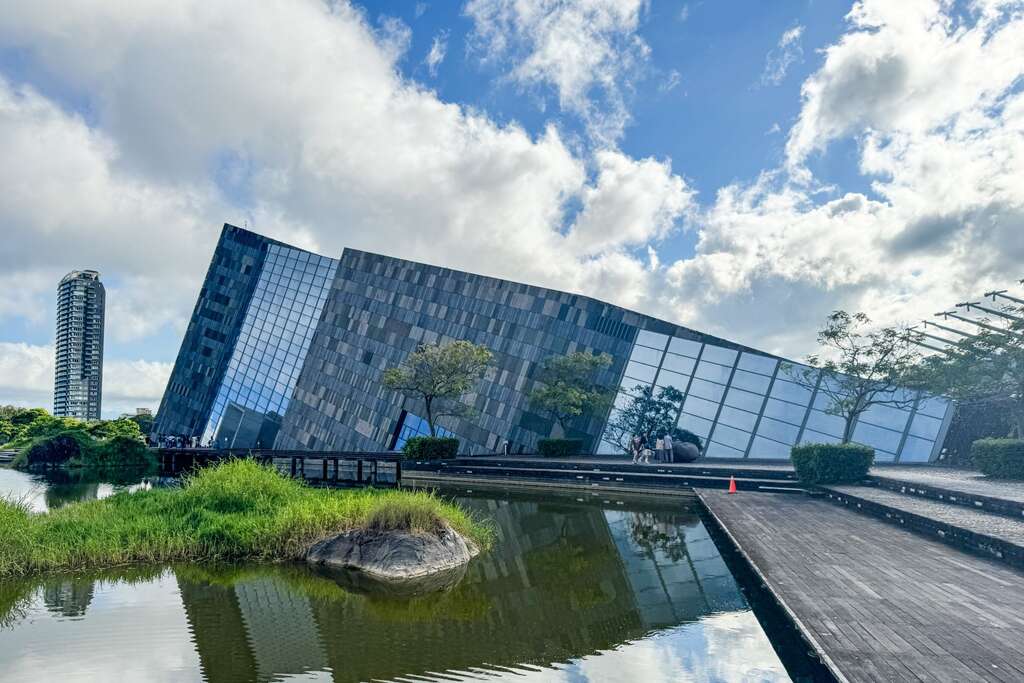 蘭陽博物館建築以宜蘭沿岸常見的「單面山」為靈感設計。