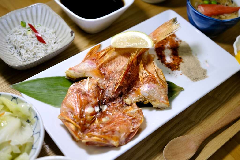 來到外澳沙灘，不妨嘗嘗附近海產店新鮮的料理吧！