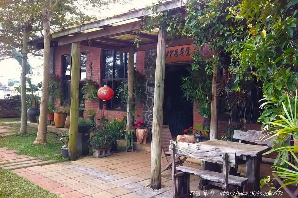 隱身綠意中的十七號草堂，以南洋風情與蔬食私廚，打造溫暖舒心的午餐空間。