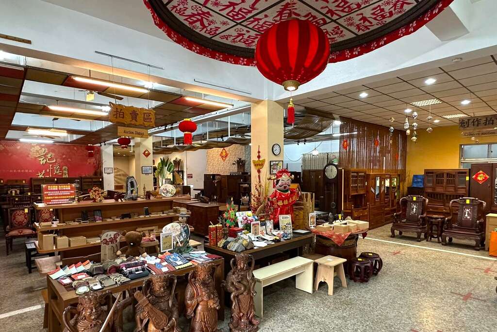 藏金閣的師傅透過老件修復，賦予舊家具新生命（圖片來源：藏金閣FB）