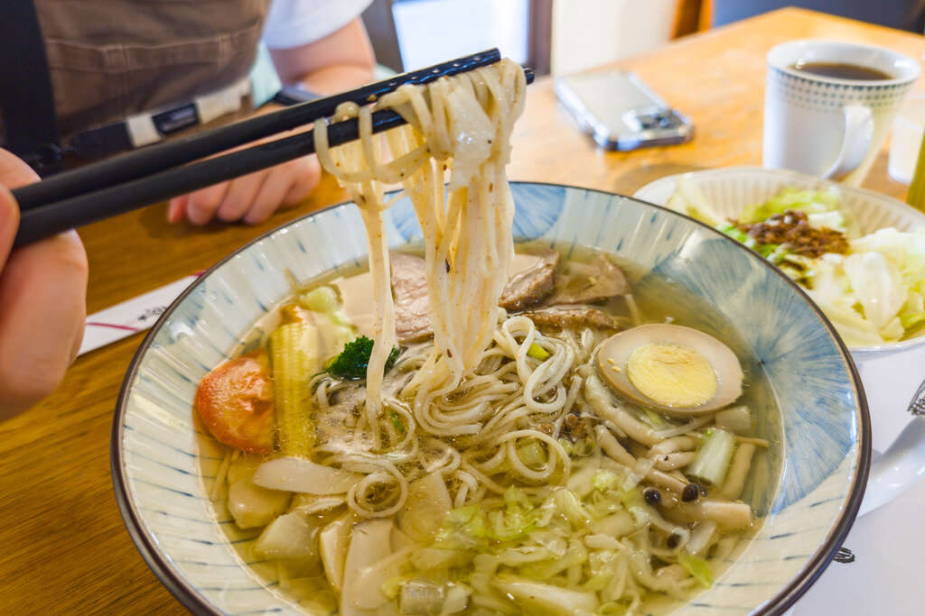 黑翅鳶麵食館-豪華叉燒蔬菜黑翅鳶麵