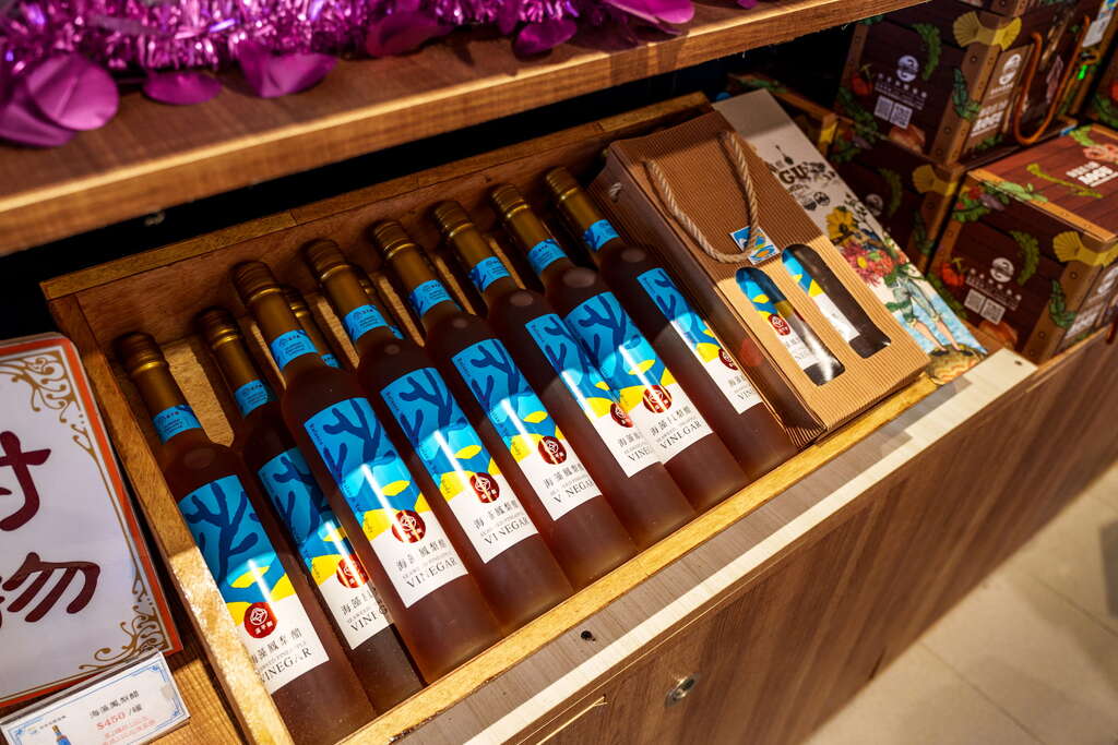 在「向禾休閒漁場」將友善養殖及生產的海藻醋等伴手禮帶回家。