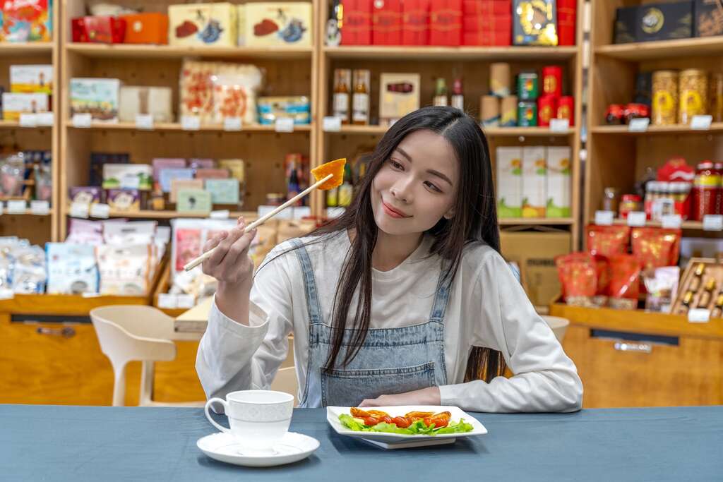 李記烏魚子不僅開發出烏魚子乾拌麵、烏魚子米糕等美食，還有提供產地導覽體驗。