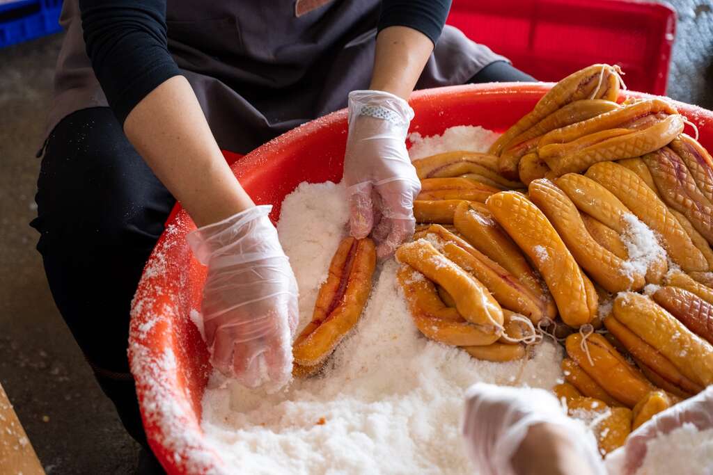 烏魚子的作工繁複，須將綁線後的魚卵抹上食鹽