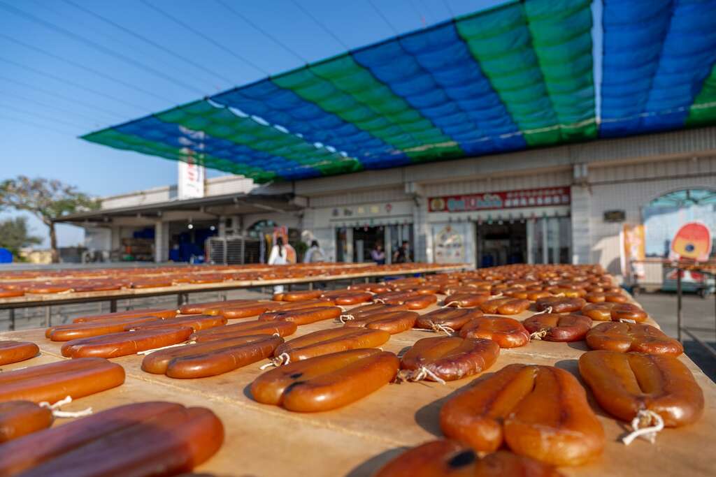 每年11月至隔年1月可見黃澄澄的烏魚子在暖陽中日曬。