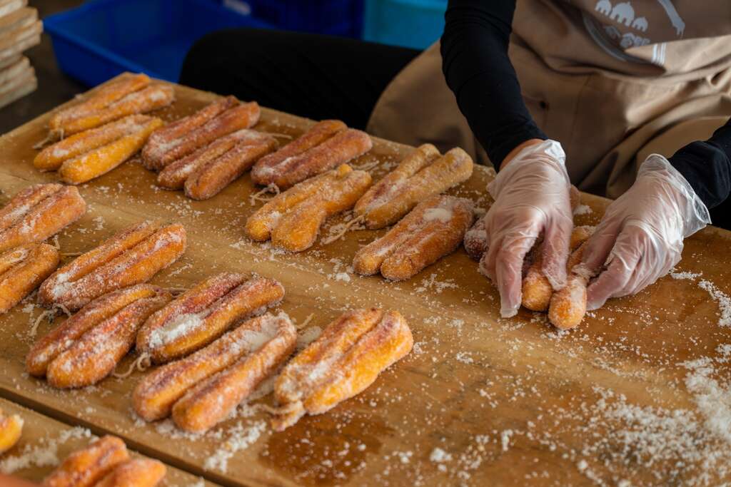 小心地將抹好鹽的魚卵平鋪在木板上。