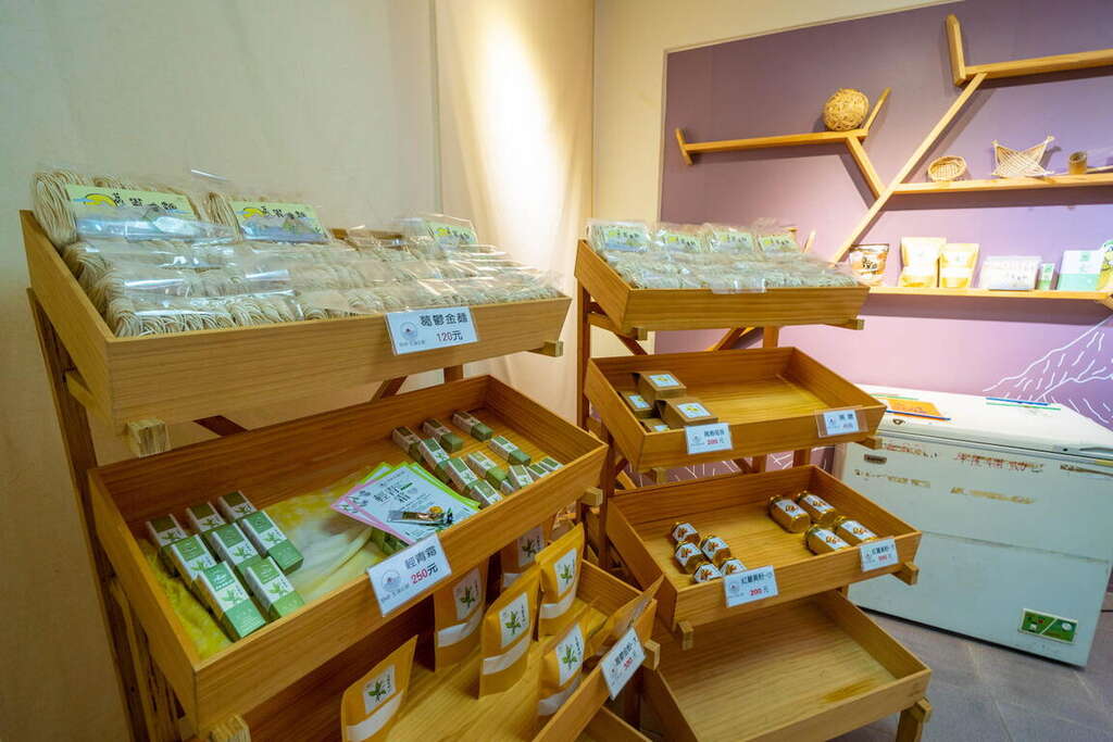 在葛鬱金故事館內可購買葛鬱金麵等好物，圖片來源：西拉雅國家風景區