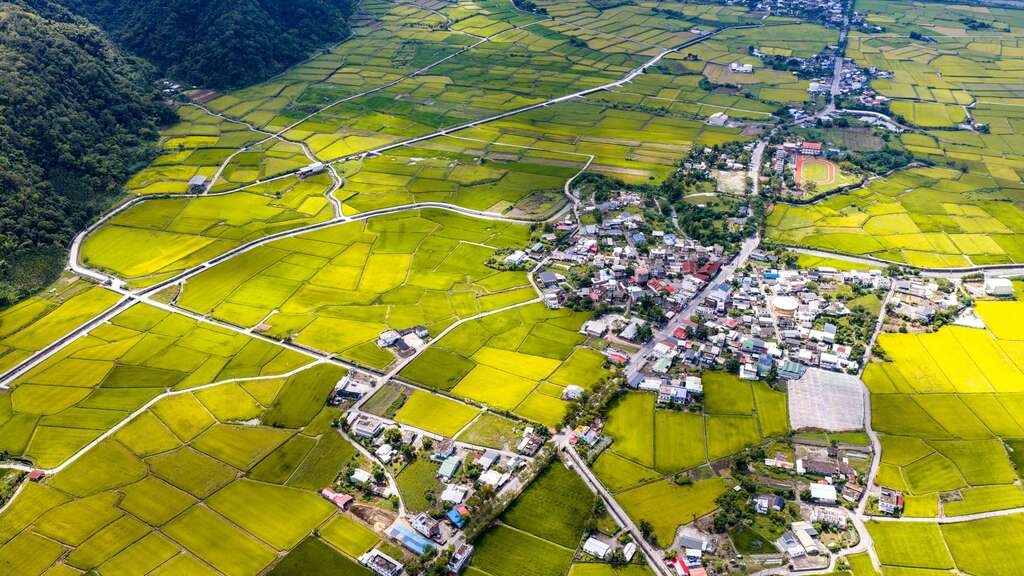 織羅部落位在花東縱谷，有193縣道穿過，周邊有大片稻田圍繞