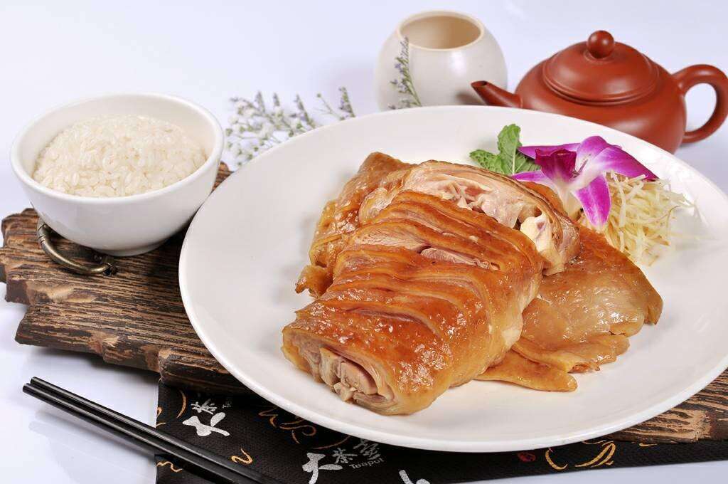 阿義師的大茶壺茶餐廳招牌菜：武夷岩茶燻雞腿。