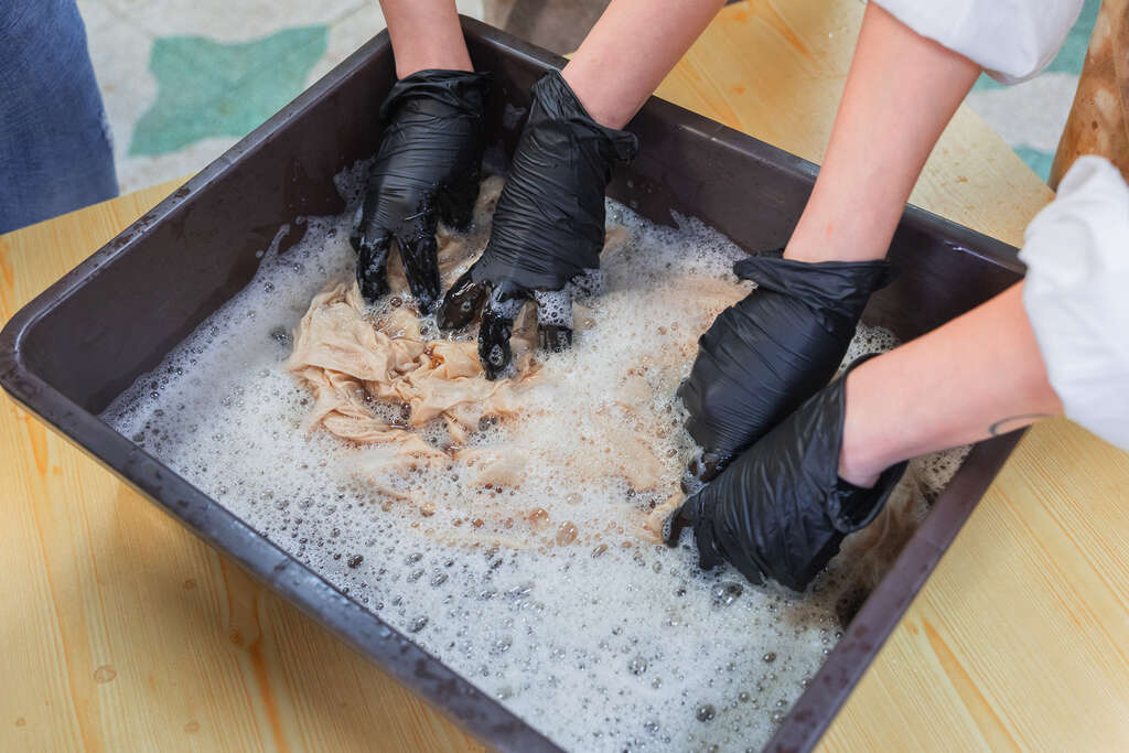 遊客可以在此參加柿染刷染課程