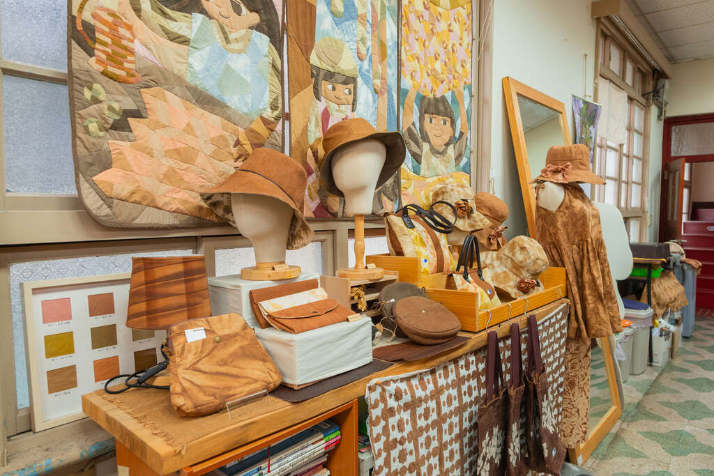 新埔柿染坊 kirkir每年回收廢棄的柿皮與不合格的柿果作為染料