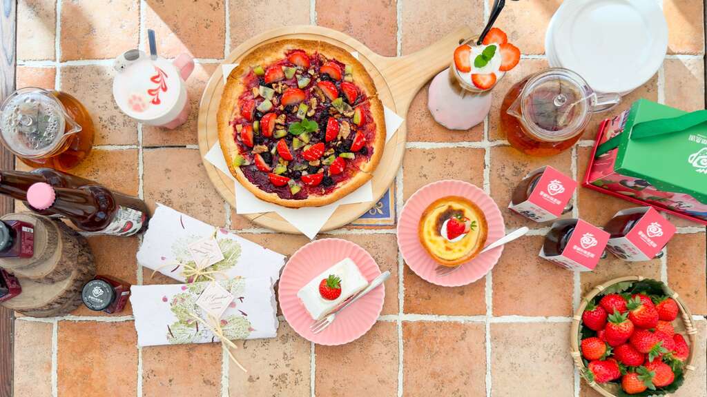 石板薄脆披薩與各式草莓甜點、飲品