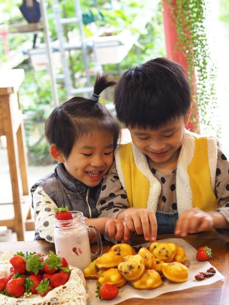 開心製作草莓雞蛋糕（圖片來源：特色農遊場域認證）