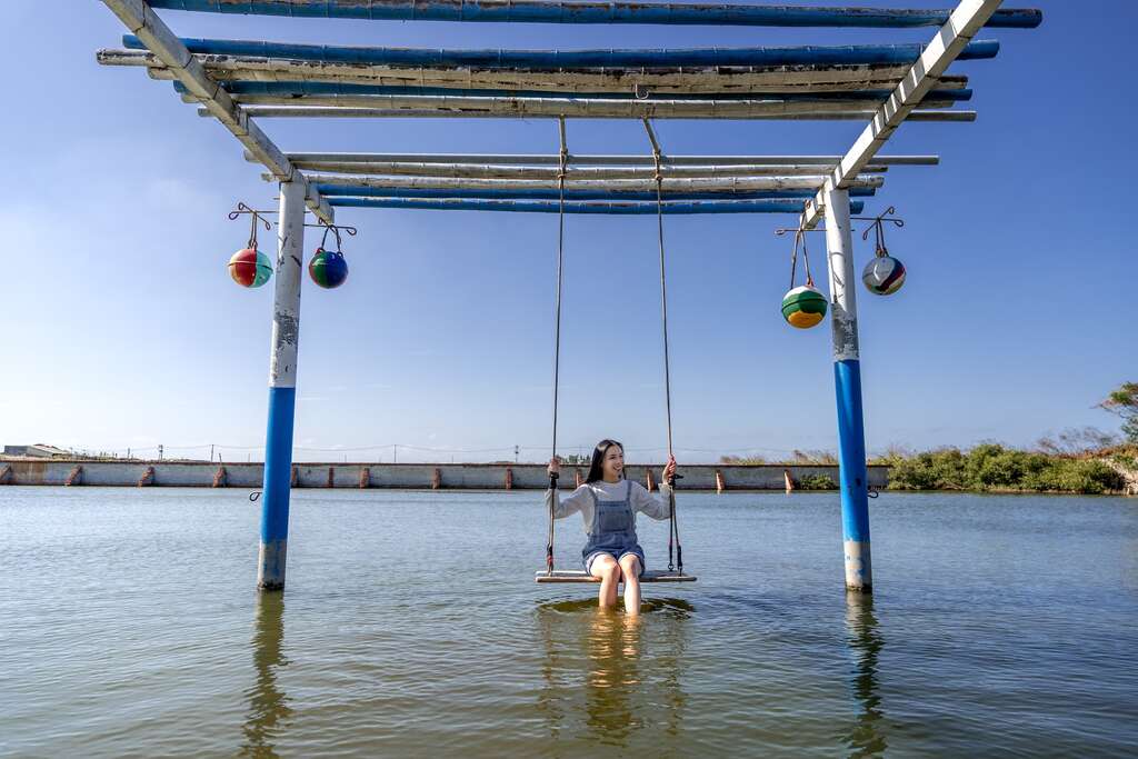 馬蹄蛤主題館戶外設有水上盪鞦韆