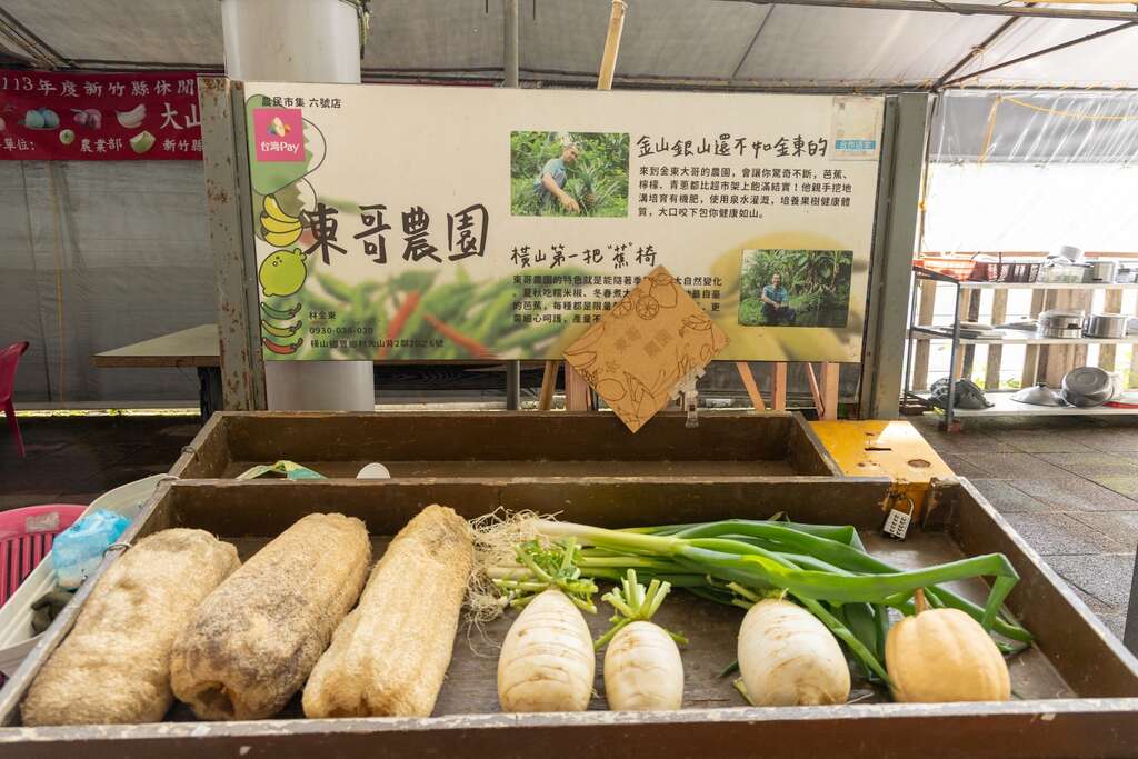 大山背農民市集最大的特色，是每個攤位都設有「自助投錢箱」