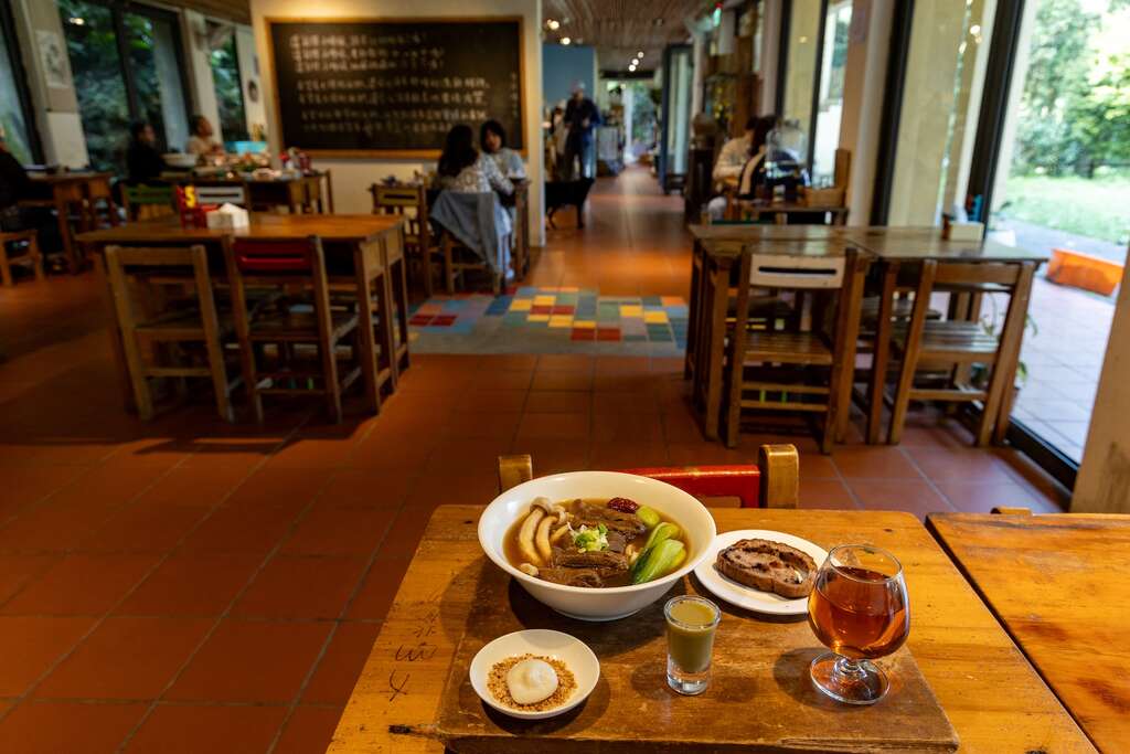 特色餐點搭配小學桌椅很特別