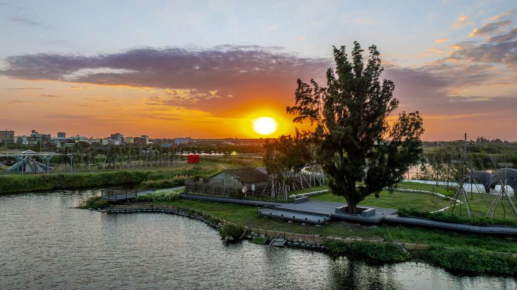 椬梧映月塘的夕陽