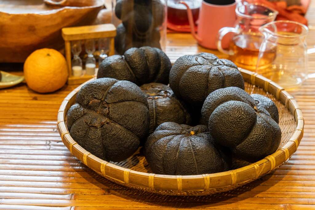 酸柑茶成品外型如黑褐色鐵球