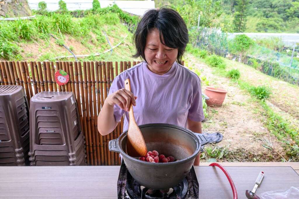 農場女主人韓春艷示範熬製草苺醬。（圖片來源：特色農業旅遊場域認證）