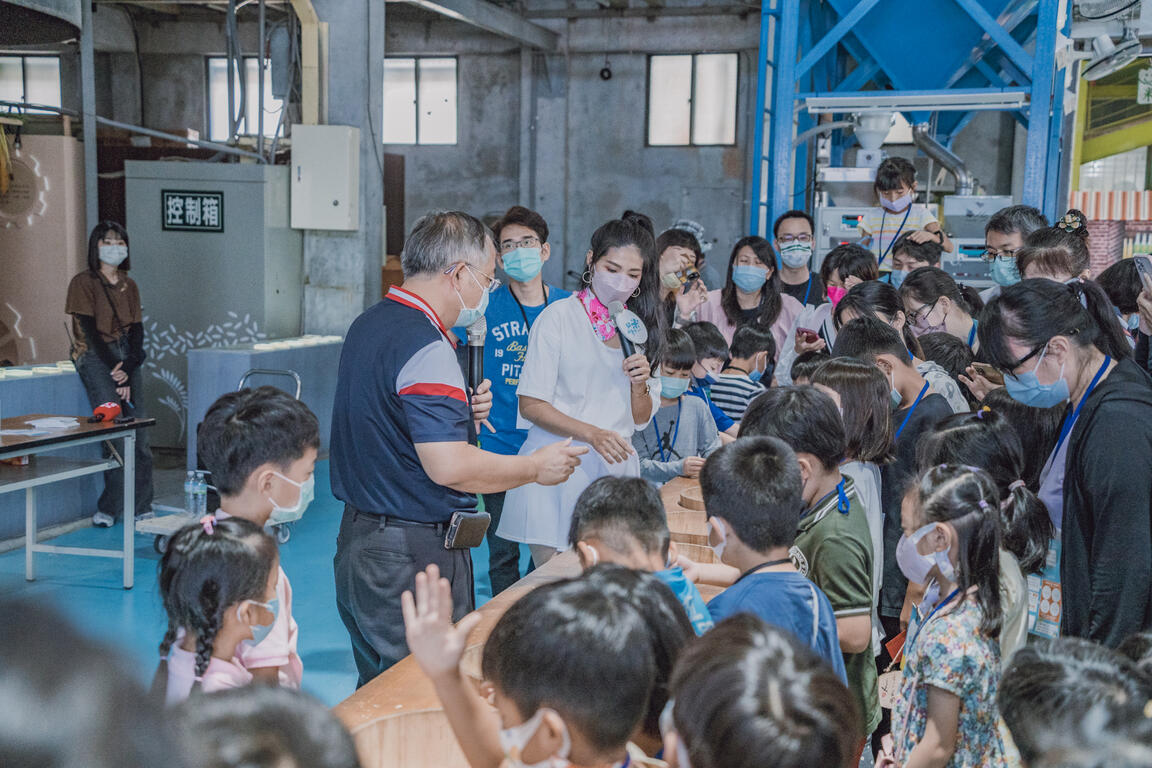 專人導覽解說製米的過程