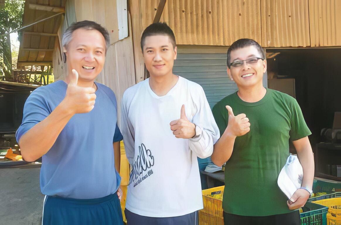 棄教鞭，繼承祖業，祖孫三代共同感受土地的溫暖，給孩子多一個選擇，未來一定精彩。 友善農法，永續經營，食的安心，推廣食農