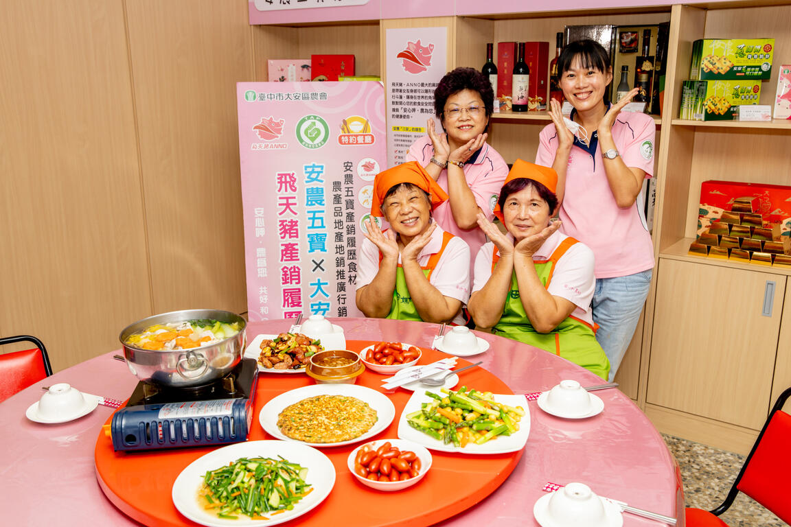 員工與桌菜合照