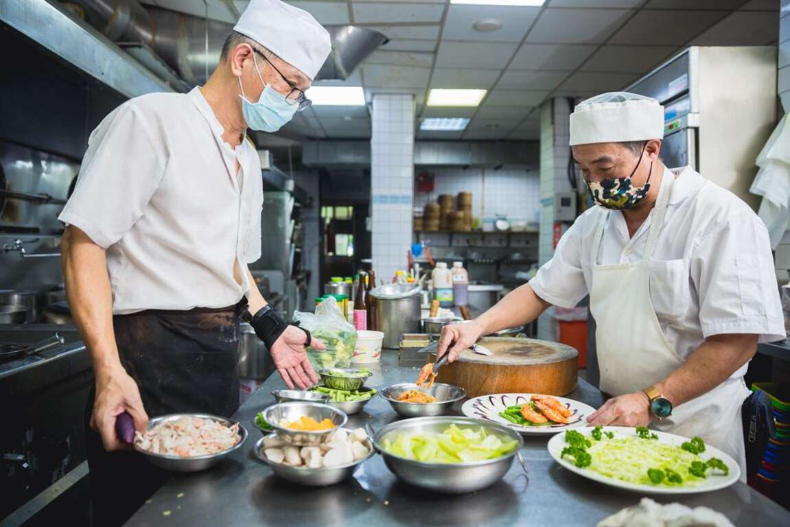 精心擺盤的主廚們