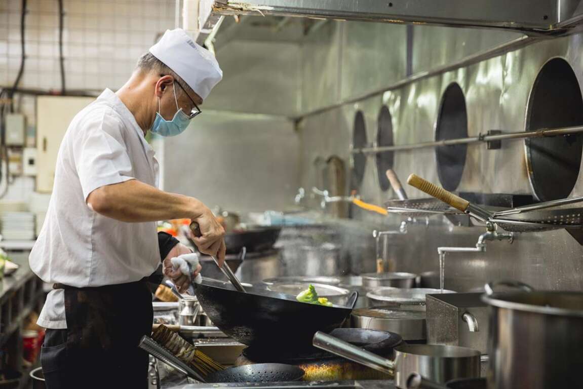 專注烹飪餐點的主廚