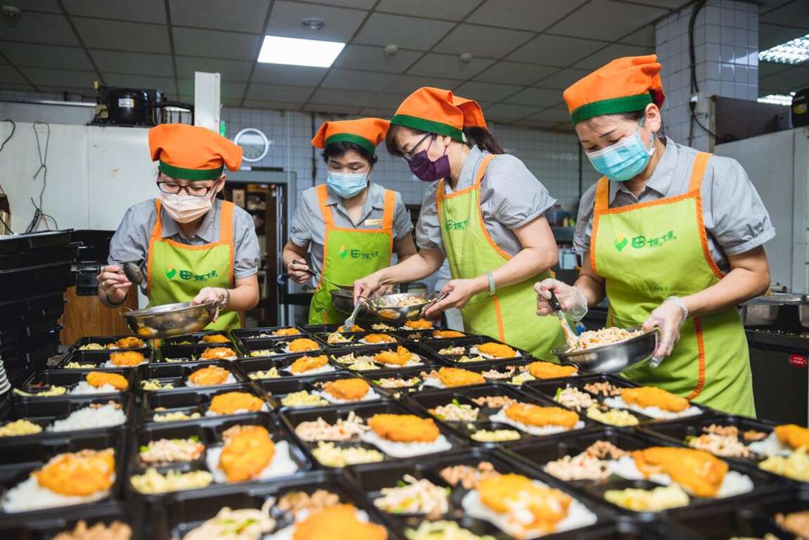 仔細分配便當食材的田媽媽